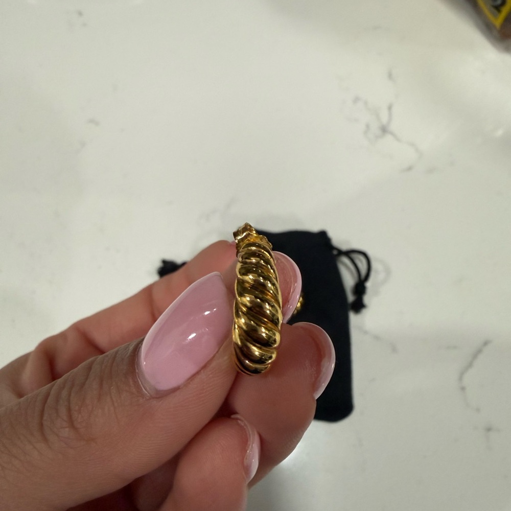 Mejuri Croissant Dome Hoop Earrings - Picture 6 of 9